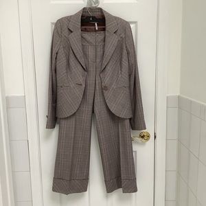 Classic wide leg plaid pant suit, great for interviews!